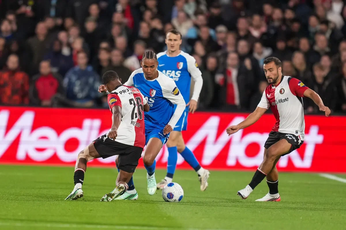 Stengs Reflects on Feyenoord Loss and Zechiël's Rapid Rise