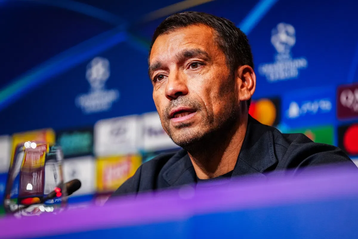 Van Bronckhorst over de kansen tegen Betis: 'Belangrijk om te durven voetballen'
