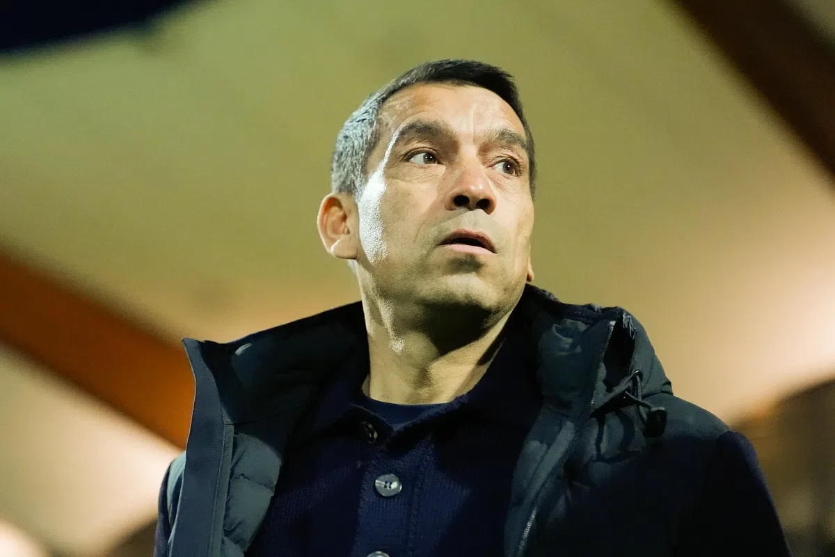 Van Bronckhorst verbaasd over grasmat Real Betis: 'Dit is geen CL-niveau'