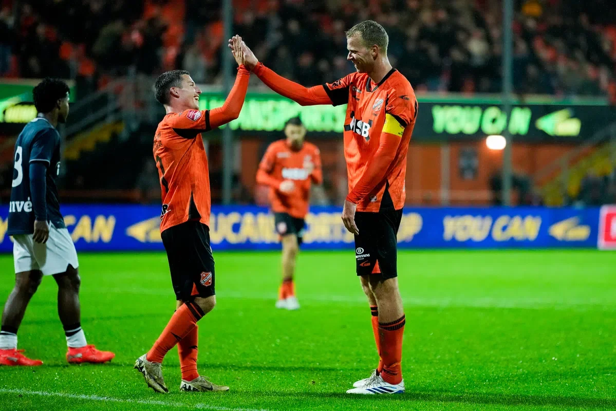 Hattrickhelden Veerman en Van den Hurk stelen de show, Heracles niet langs NAC